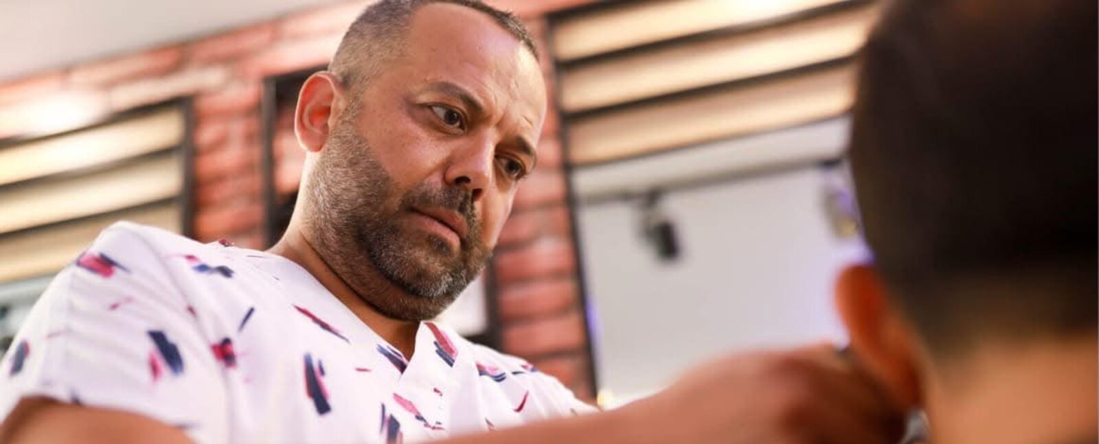 Salon Fatih'in kurucusu Fatih Balcı mesleğini icra ederken